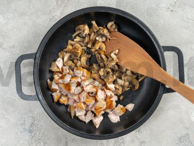 Makaronai su kalakutiena ir grybais grietinėlės padaže Žingsnis 1