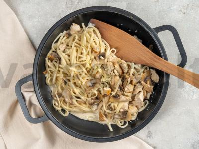 Makaronai su kalakutiena ir grybais grietinėlės padaže Žingsnis 3
