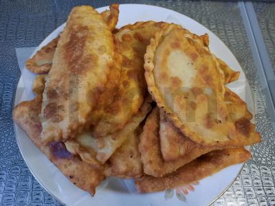 Chebureks ant kreminės tešlos pagrindine nuotrauka