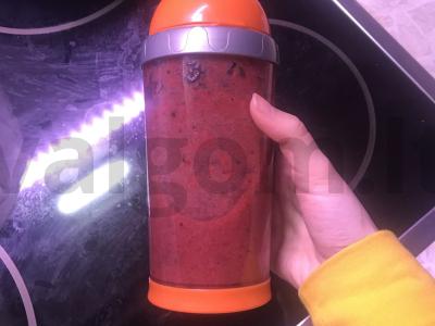 Bananų ir šaldytų braškių kokteilis pagrindine nuotrauka