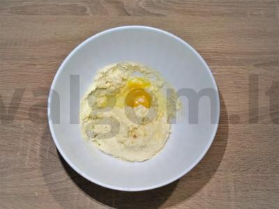 Aromatizuotas kukurūzų miltų keksas Žingsnis 1