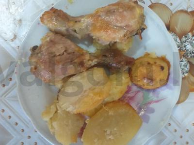 Vištiena ir bulvės česnakiniame padaže pagrindine nuotrauka