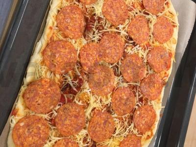 Peperoni pica su dviejų rūšių sūriu Žingsnis 5