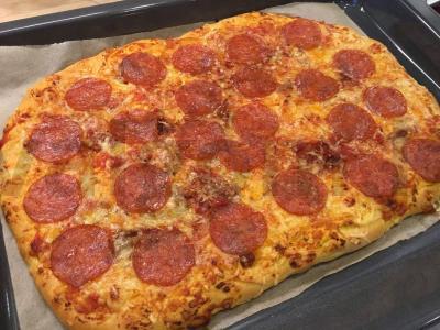 Peperoni pica su dviejų rūšių sūriu pagrindine nuotrauka