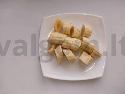 Bananų ir sultingų persikų kokteilis Žingsnis 2