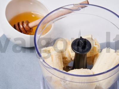 Bananų kokteilis su kefyru ir medumi Žingsnis 1