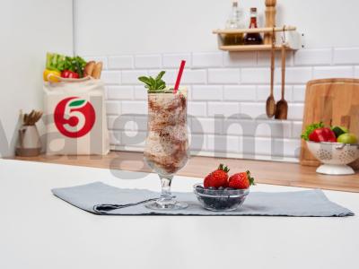 Bananų kokteilis su kefyru ir medumi pagrindine nuotrauka