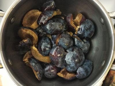 Slyvų uogienė su raudonaisiais pipirais ir aštriosiomis paprikomis Žingsnis 1