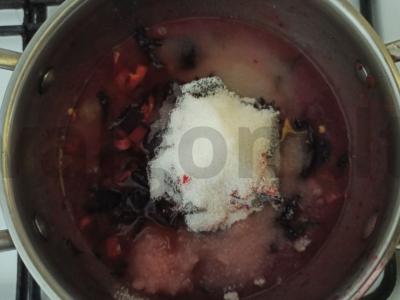 Slyvų uogienė su raudonaisiais pipirais ir aštriosiomis paprikomis Žingsnis 2