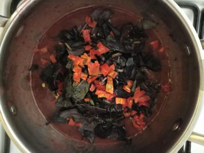 Slyvų uogienė su raudonaisiais pipirais ir aštriosiomis paprikomis Žingsnis 3