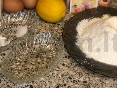 Švelnūs kefyro keksiukai Žingsnis 1