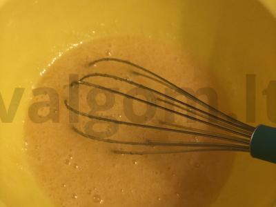 Švelnūs kefyro keksiukai Žingsnis 2