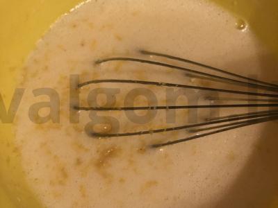 Švelnūs kefyro keksiukai Žingsnis 4