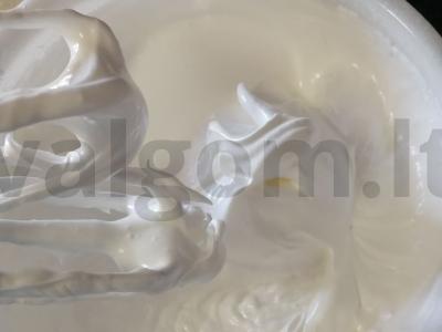 Subtilus meringue ritinys su uogomis Žingsnis 1