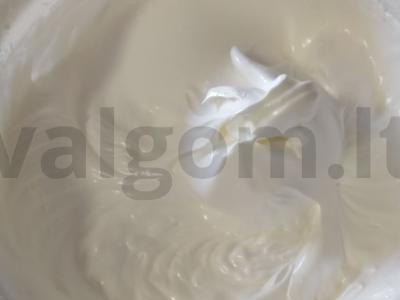 Subtilus meringue ritinys su uogomis Žingsnis 2