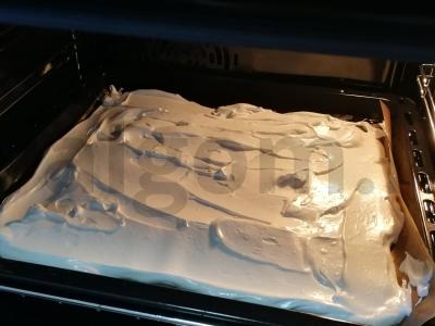 Subtilus meringue ritinys su uogomis Žingsnis 3