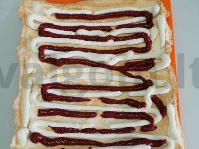Subtilus meringue ritinys su uogomis Žingsnis 5