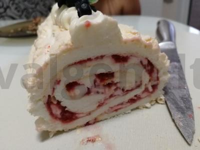 Subtilus meringue ritinys su uogomis pagrindine nuotrauka