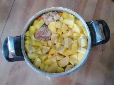 Slėginėje viryklėje troškinta ėriena su bulvėmis Žingsnis 4