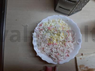 Suvyniokite su krabų lazdelėmis ir lydytu sūriu Žingsnis 1