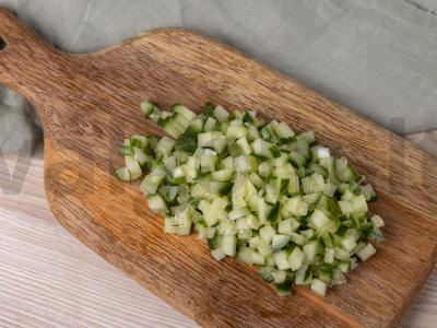 Salotos su žuvų kepenėlėmis ir agurkais Žingsnis 1