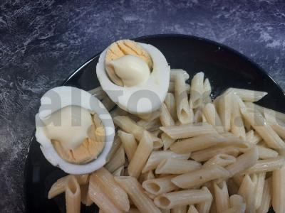 Makaronai su kiaušiniais ir žuvies konservais Žingsnis 3