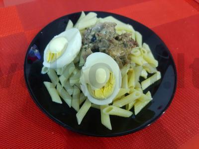 Makaronai su kiaušiniais ir žuvies konservais pagrindine nuotrauka