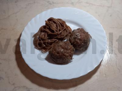 Naminiai kotletai su grikių makaronais garnyrui pagrindine nuotrauka