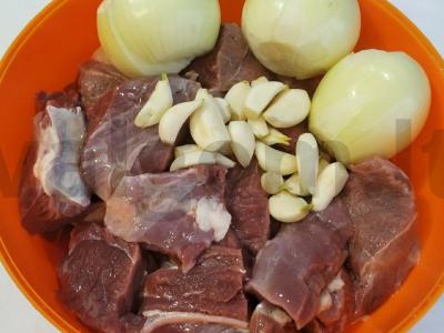 Sultingas ožkos kebabas su acto marinatu Žingsnis 1