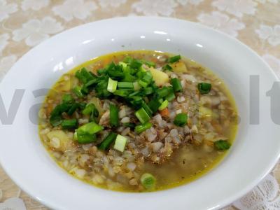 Grikių sriuba su vištiena ir bulvėmis pagrindine nuotrauka