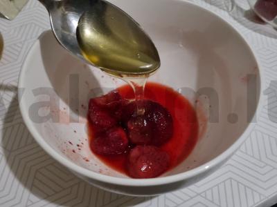 Braškių, bazilikų ir mėtų "Kraft" arbata. Žingsnis 2