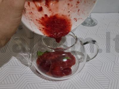 Braškių, bazilikų ir mėtų "Kraft" arbata. Žingsnis 4