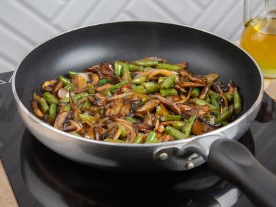 Soba su karališkaisiais grybais, pupelėmis ir sriracha padažu Žingsnis 3