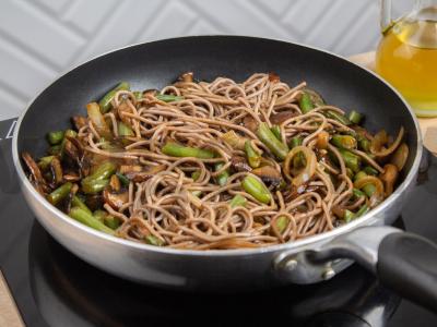 Soba su karališkaisiais grybais, pupelėmis ir sriracha padažu Žingsnis 4