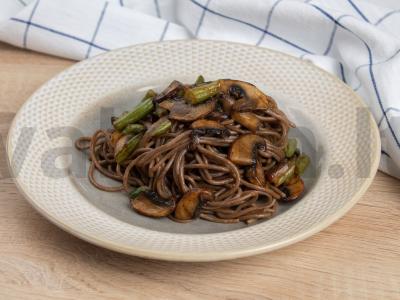 Soba su karališkaisiais grybais, pupelėmis ir sriracha padažu pagrindine nuotrauka
