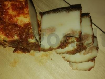 Rūkyti lašiniai aštriame apvalkale pagrindine nuotrauka