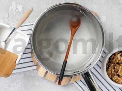 Spanguolių uogienė su graikiniais riešutais Žingsnis 1