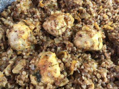 Grikiai su mėsos kukuliais padaže pagrindine nuotrauka