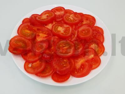 Paprastos pomidorų salotos su svogūnais ir bazilikais Žingsnis 1