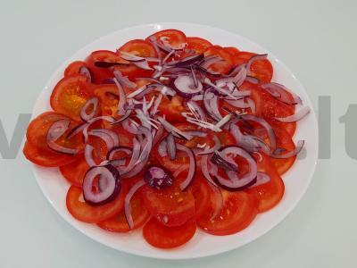 Paprastos pomidorų salotos su svogūnais ir bazilikais Žingsnis 2