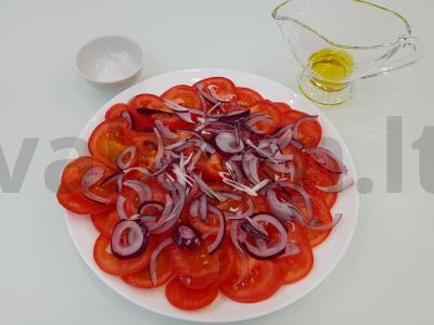 Paprastos pomidorų salotos su svogūnais ir bazilikais Žingsnis 3