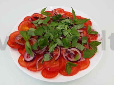 Paprastos pomidorų salotos su svogūnais ir bazilikais Žingsnis 4