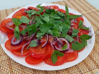 Paprastos pomidorų salotos su svogūnais ir bazilikais pagrindine nuotrauka