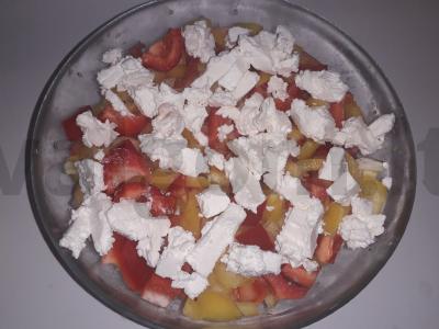 Sveikos salotos "Lengvumas" su fetos sūriu Žingsnis 3