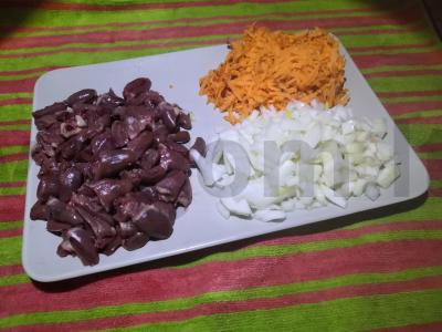 Makaronai su vištienos širdelėmis Žingsnis 1