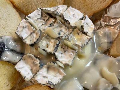 Kepti kamamberai su česnakais ir alyvuogių aliejumi pagrindine nuotrauka