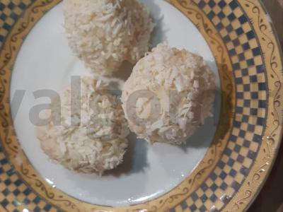 Nuostabūs naminiai saldumynai, panašūs į "Rafaello's pagrindine nuotrauka