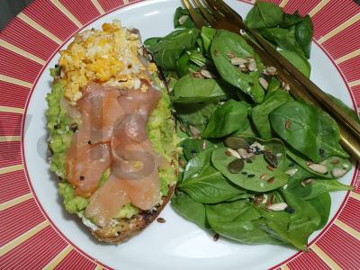 Avokado ir lašišos skrebučiai pagrindine nuotrauka