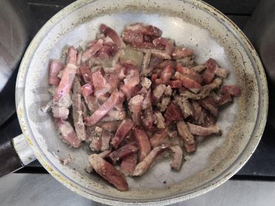 Kiaulienos kepsnys puode su tešlos dangteliu Žingsnis 1