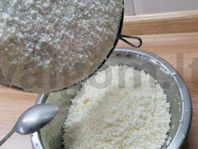 Sūrio pyragaičiai su sultenėmis be cukraus Žingsnis 1